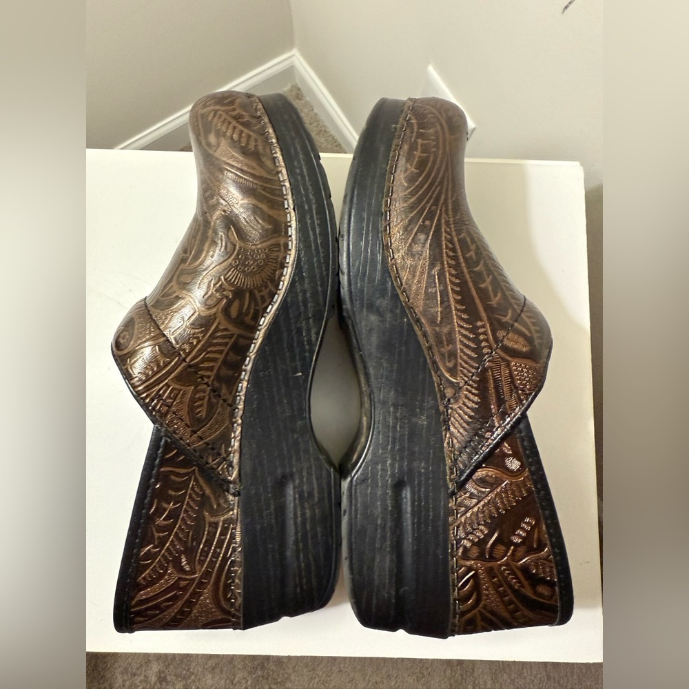Dansko Brown Pattern Design Clogs - image 5